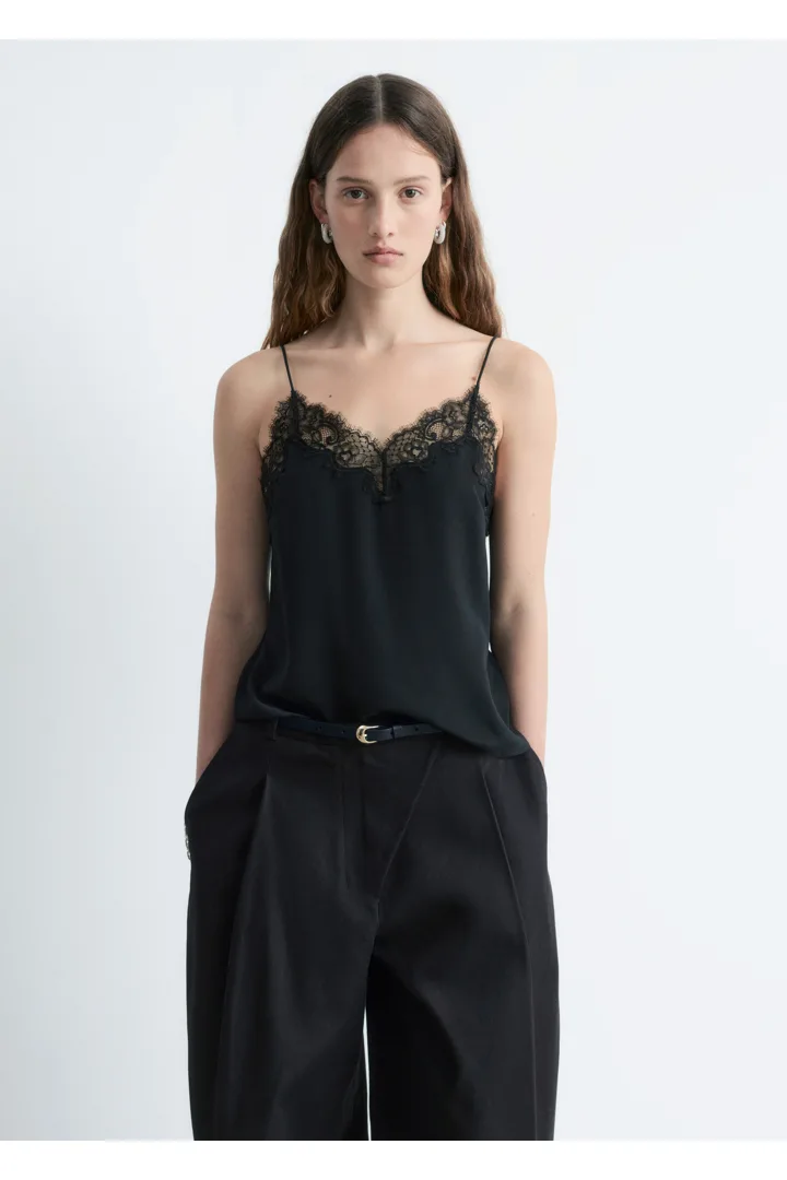 앤아더스토리즈 실크 캐미솔 탑의 블랙컬러 Detail입니다.