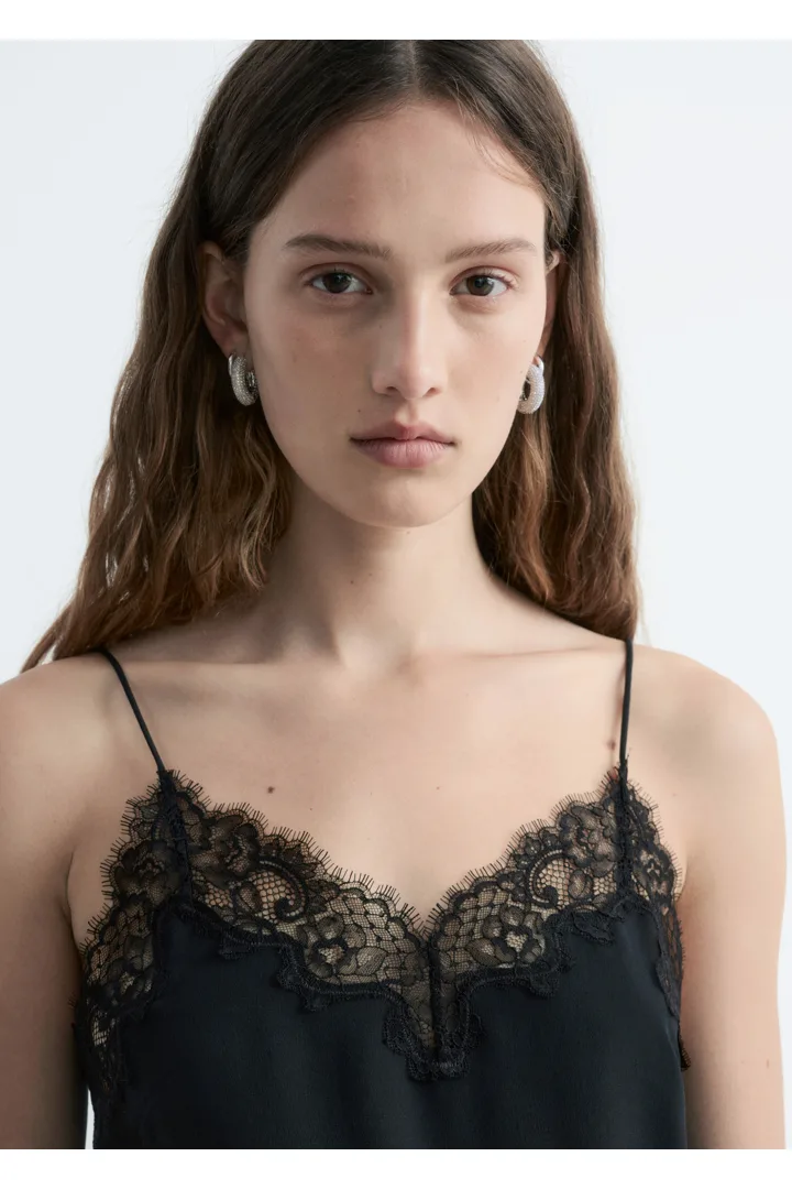 앤아더스토리즈 실크 캐미솔 탑의 블랙컬러 ECOMLook입니다.