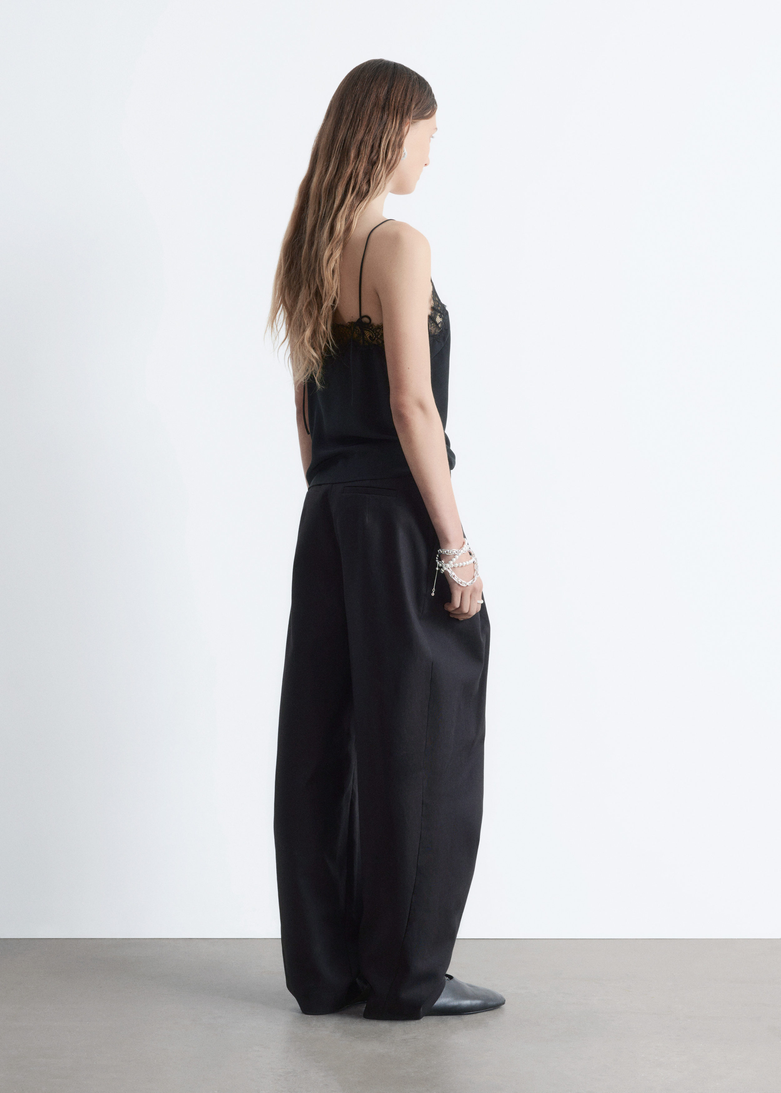 앤아더스토리즈 실크 캐미솔 탑의 블랙컬러 ECOMLook입니다.