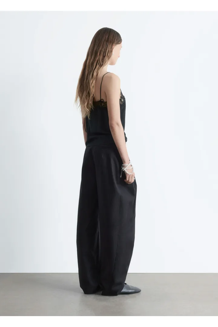 앤아더스토리즈 실크 캐미솔 탑의 블랙컬러 ECOMLook입니다.