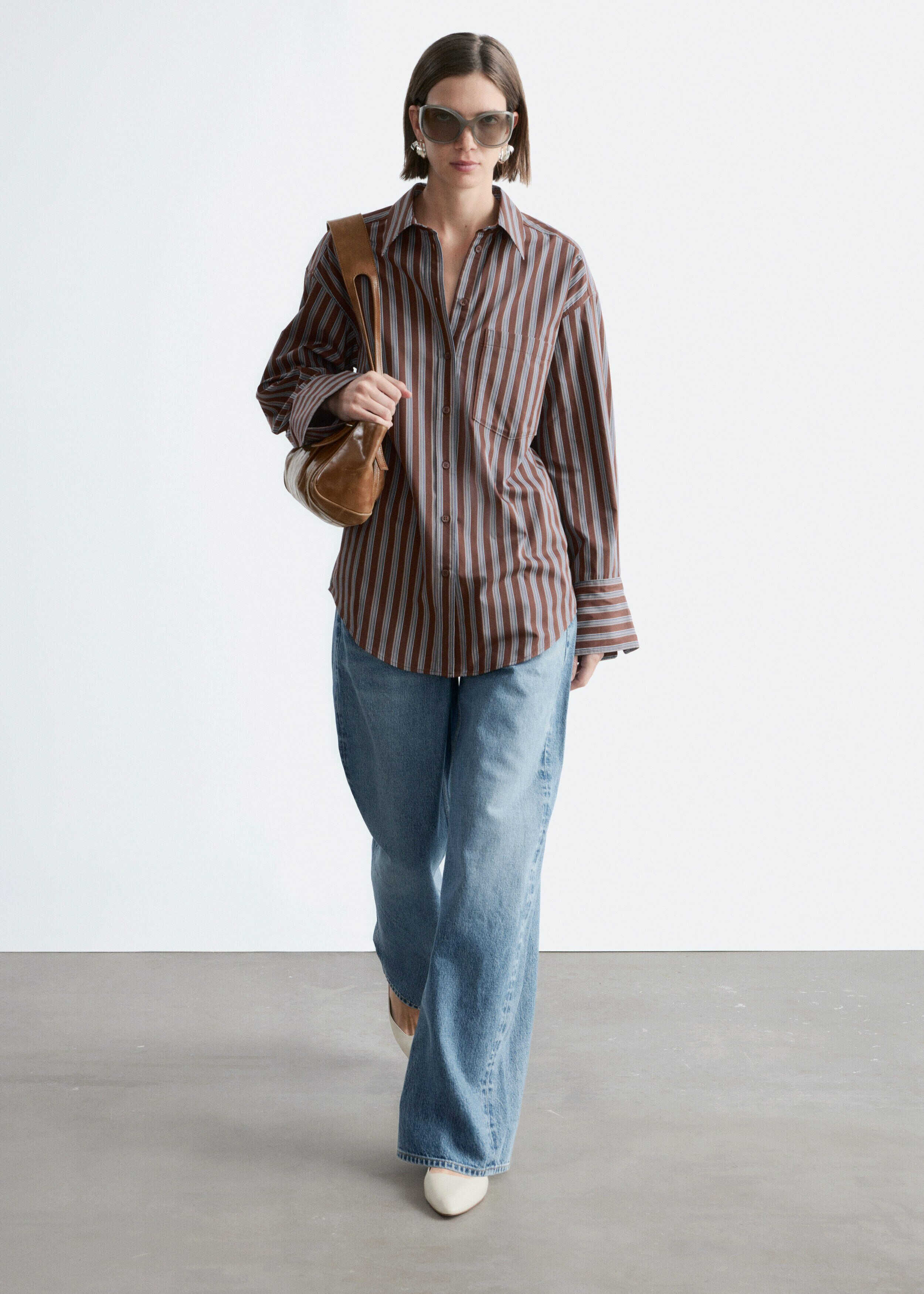 앤아더스토리즈 코튼 셔츠의 브라운-블루 스트라이프컬러 ECOMLook입니다.