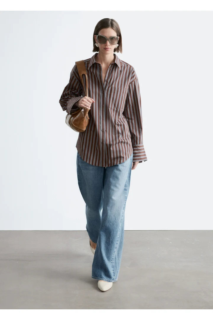 앤아더스토리즈 코튼 셔츠의 브라운-블루 스트라이프컬러 ECOMLook입니다.