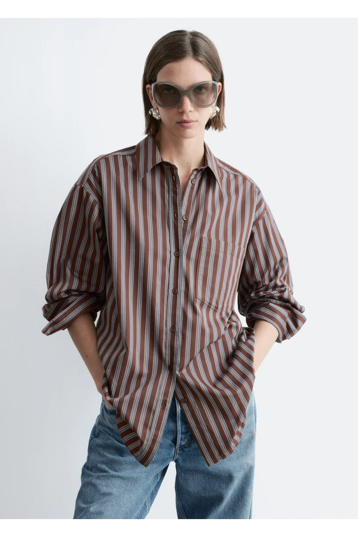 앤아더스토리즈 코튼 셔츠의 브라운-블루 스트라이프컬러 ECOMLook입니다.