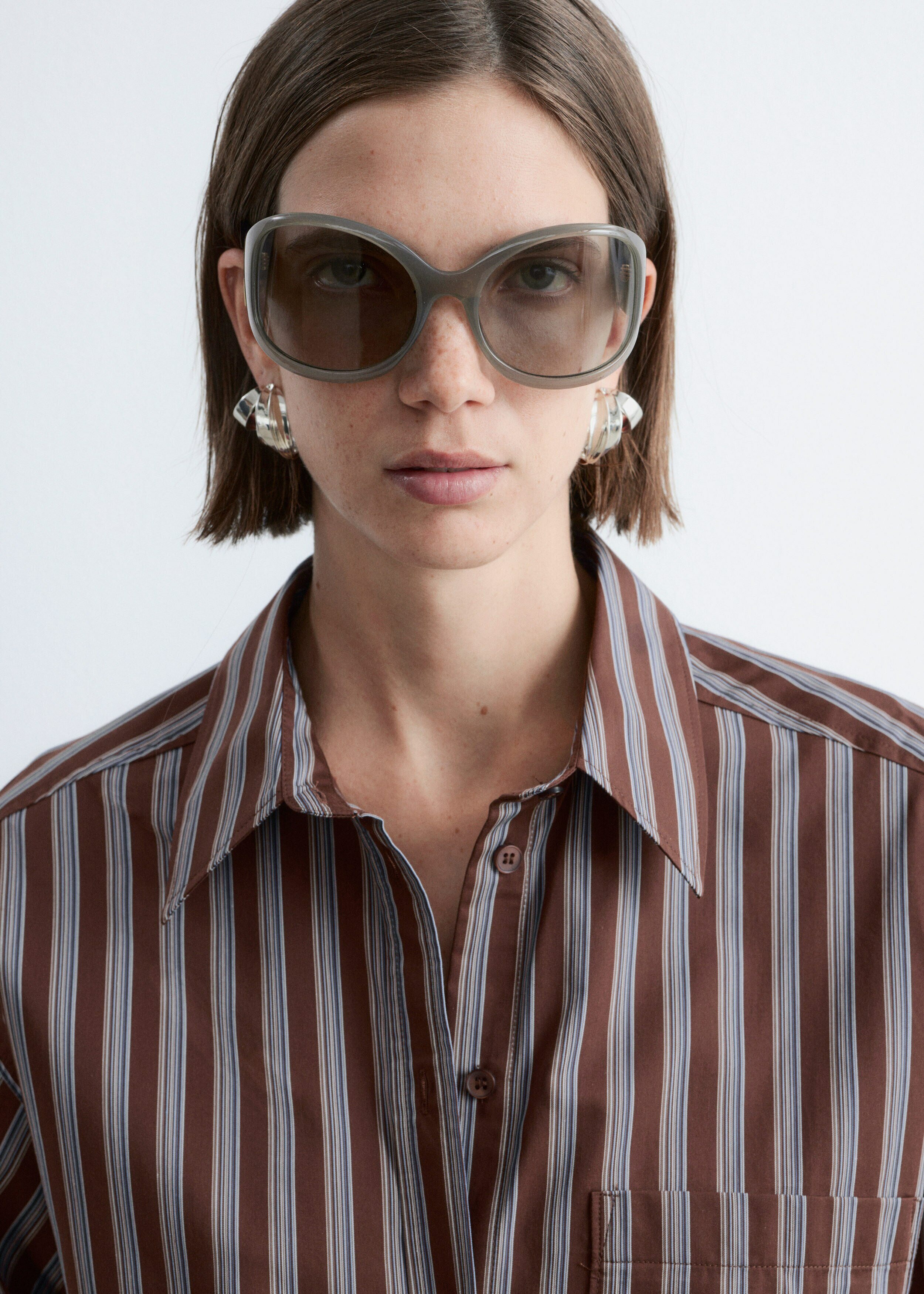 앤아더스토리즈 코튼 셔츠의 브라운-블루 스트라이프컬러 ECOMLook입니다.