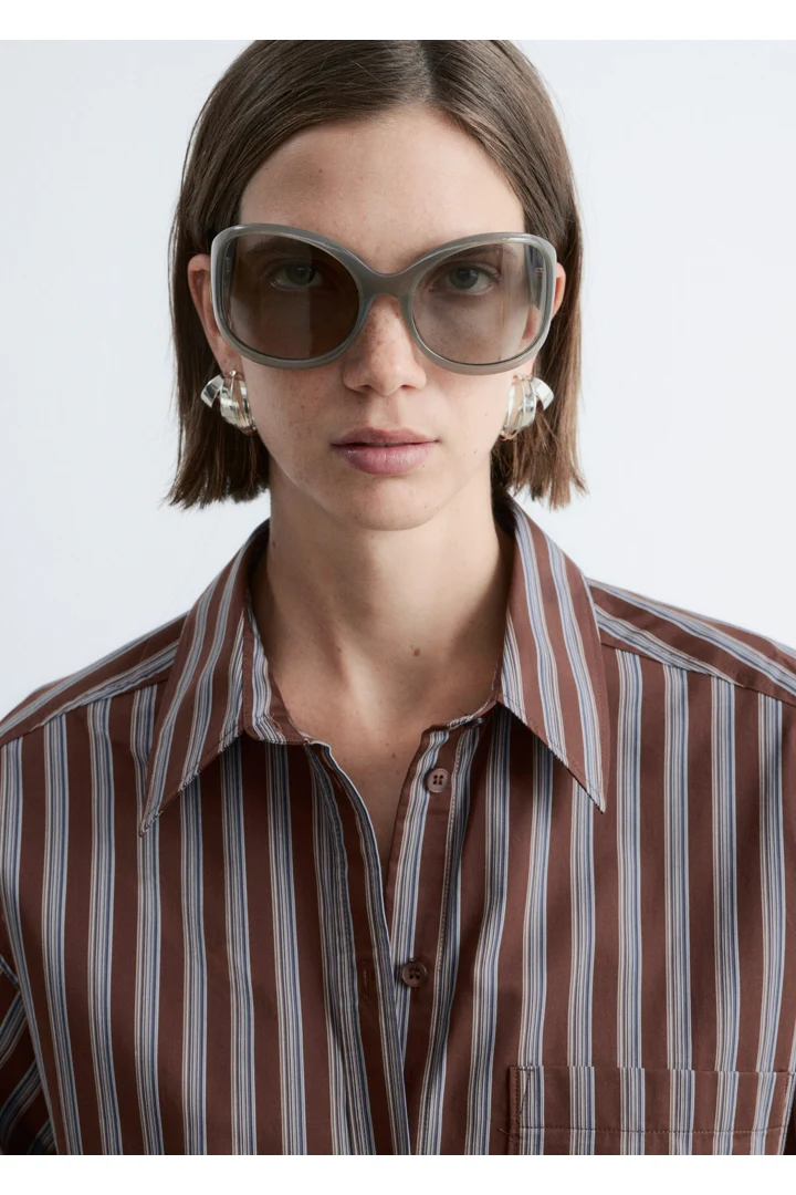 앤아더스토리즈 코튼 셔츠의 브라운-블루 스트라이프컬러 ECOMLook입니다.