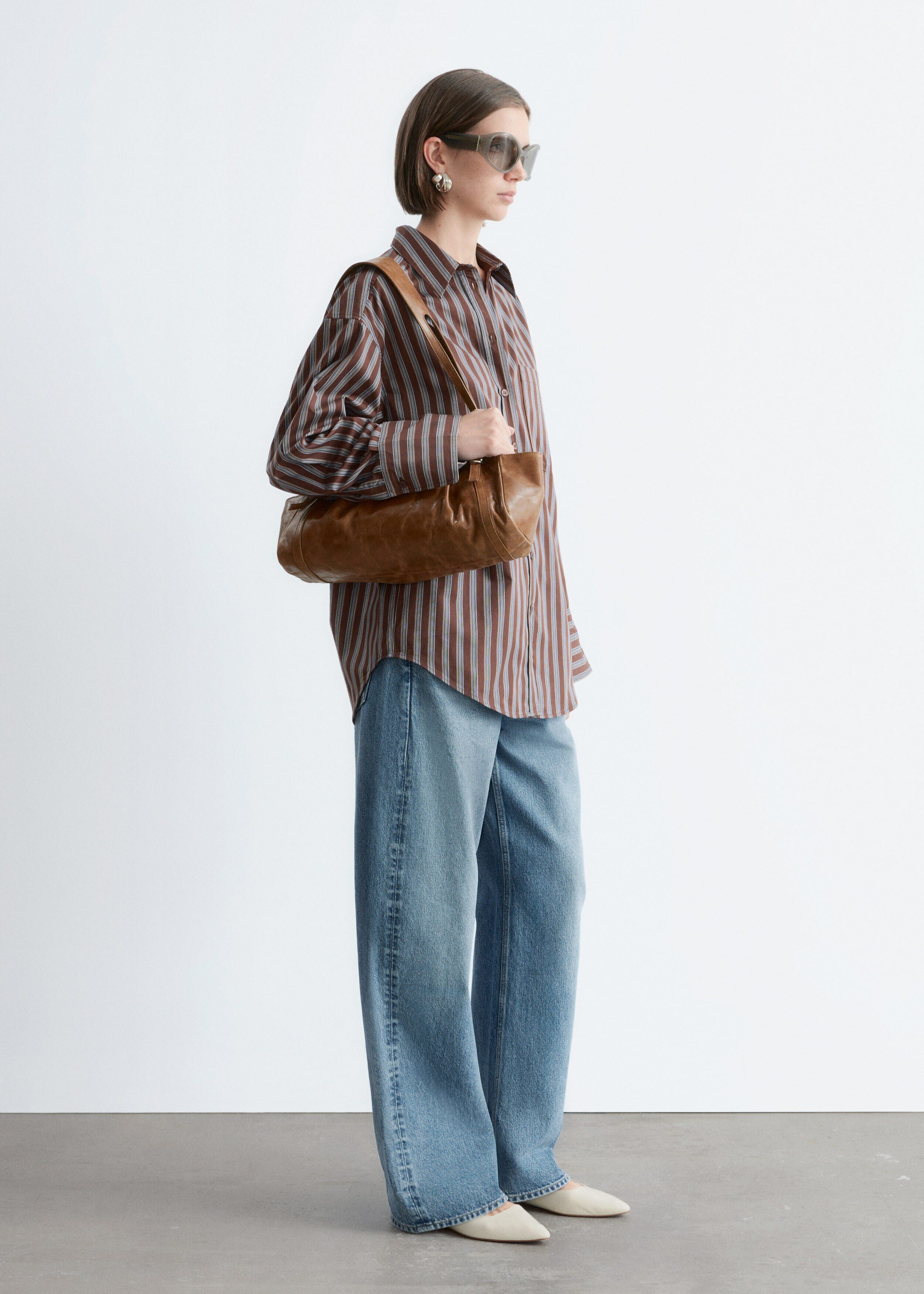 앤아더스토리즈 코튼 셔츠의 브라운-블루 스트라이프컬러 ECOMLook입니다.