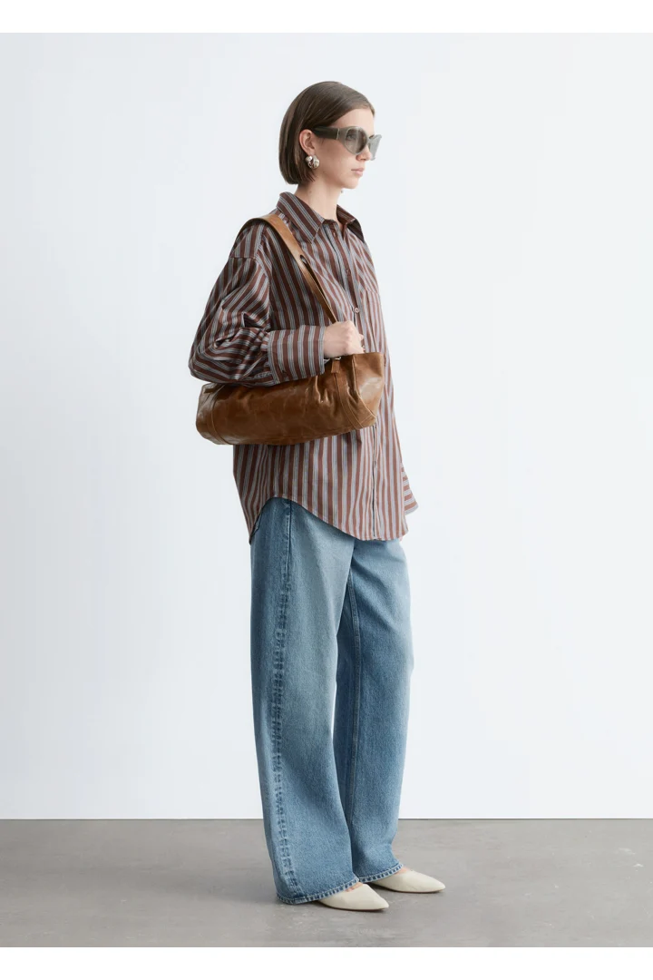 앤아더스토리즈 코튼 셔츠의 브라운-블루 스트라이프컬러 ECOMLook입니다.