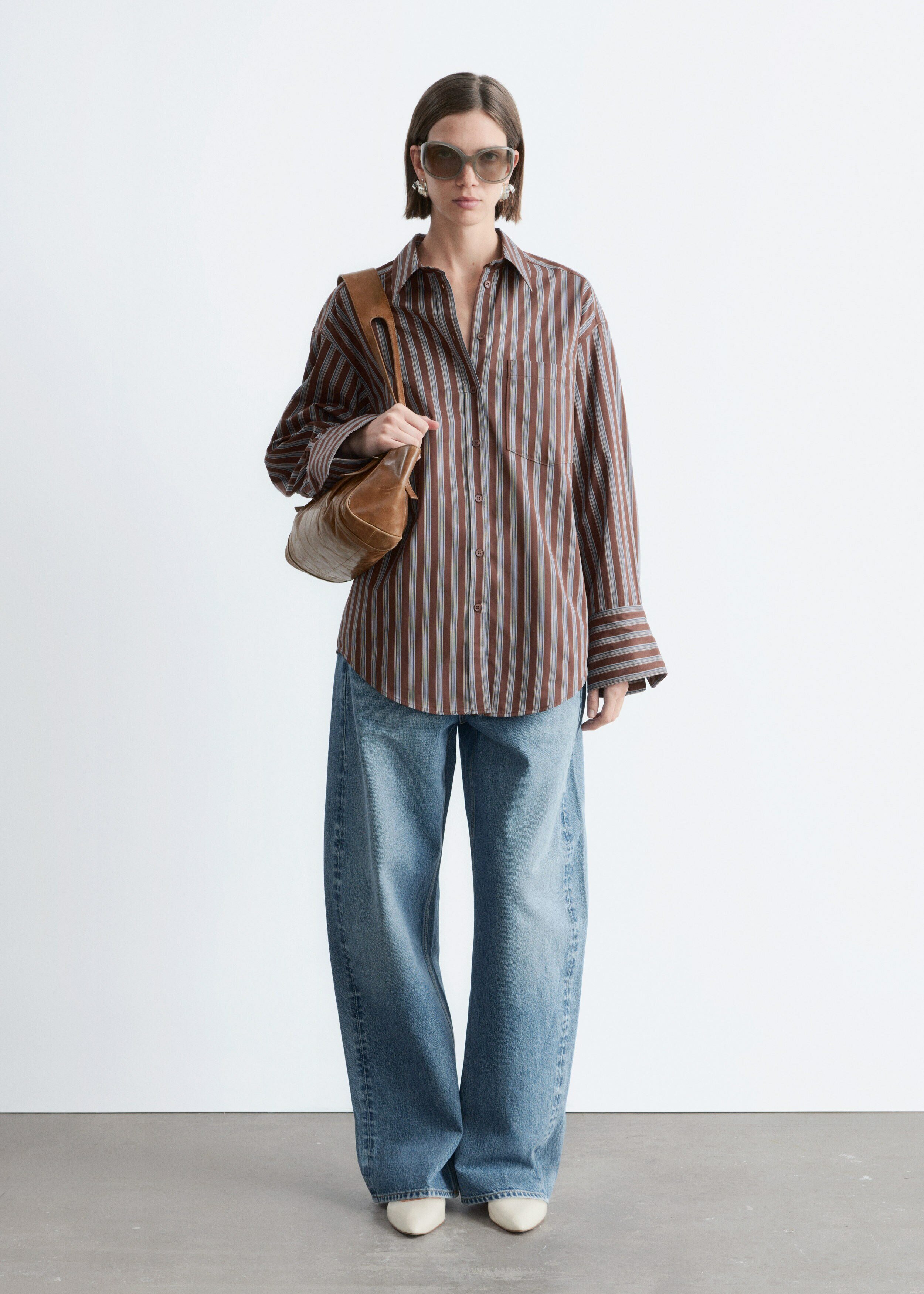 앤아더스토리즈 코튼 셔츠의 브라운-블루 스트라이프컬러 ECOMLook입니다.