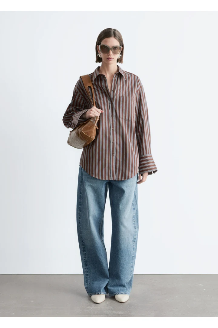 앤아더스토리즈 코튼 셔츠의 브라운-블루 스트라이프컬러 ECOMLook입니다.