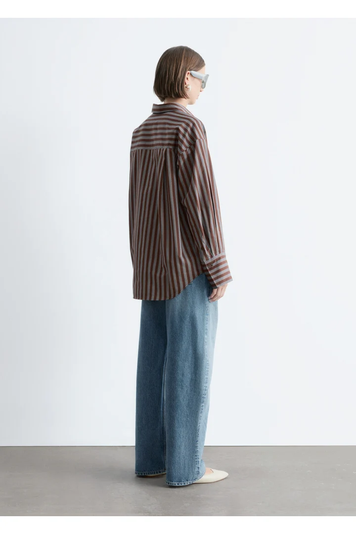 앤아더스토리즈 코튼 셔츠의 브라운-블루 스트라이프컬러 ECOMLook입니다.