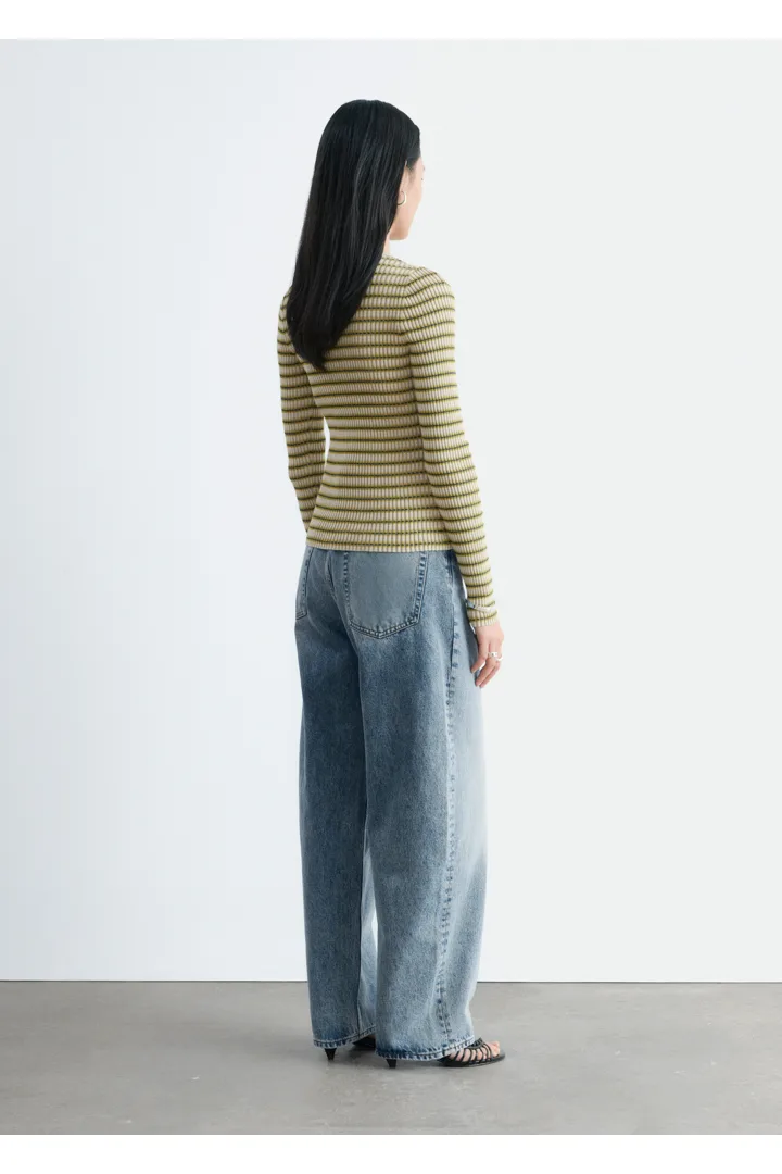 앤아더스토리즈 키홀 프런트 립 니트 가디건의 화이트, 그린 스트라이프컬러 ECOMLook입니다.