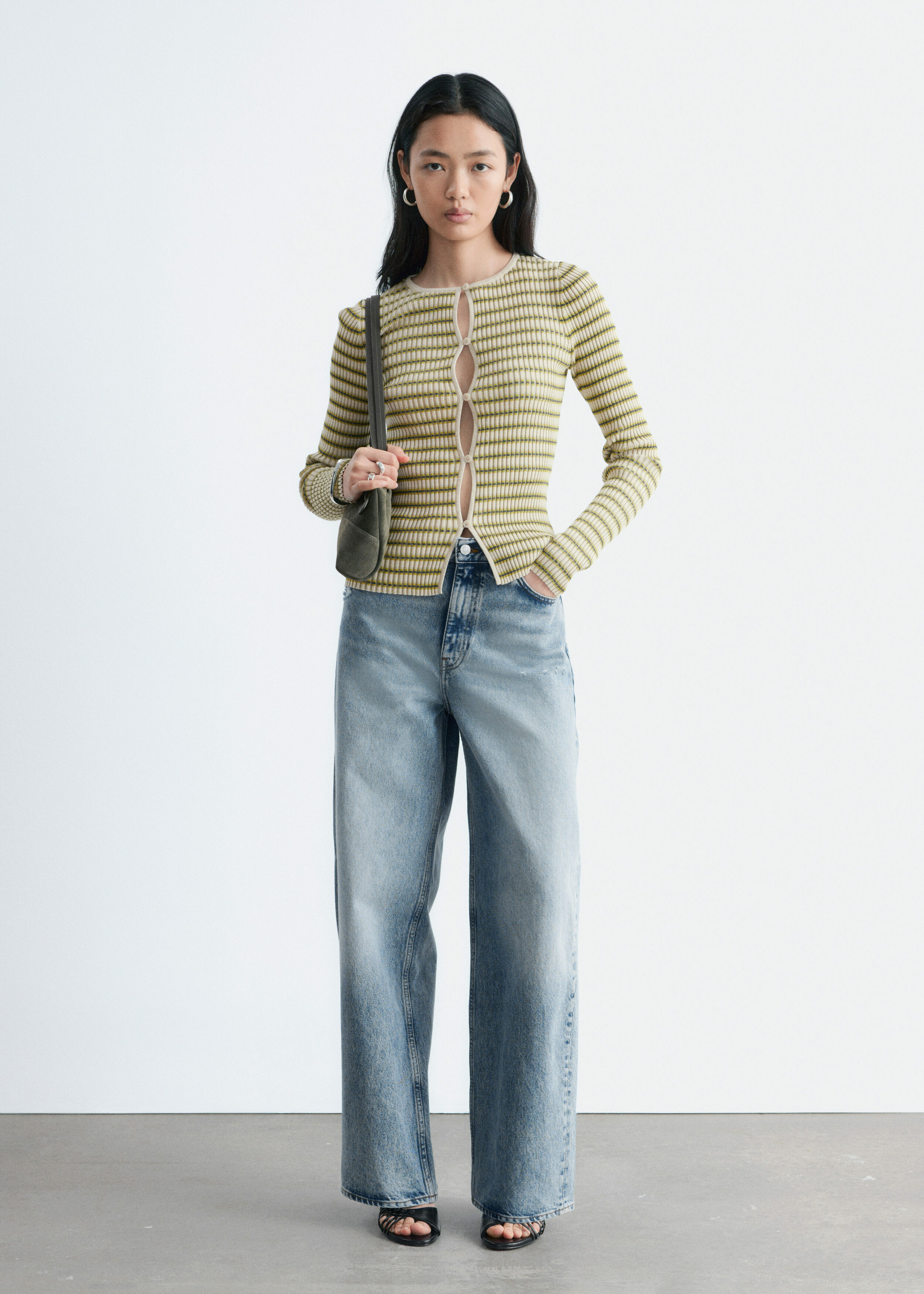 앤아더스토리즈 키홀 프런트 립 니트 가디건의 화이트, 그린 스트라이프컬러 ECOMLook입니다.