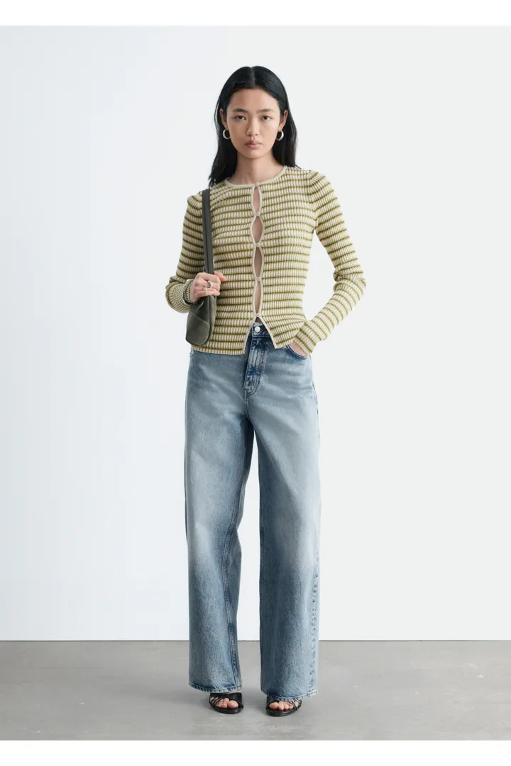 앤아더스토리즈 키홀 프런트 립 니트 가디건의 화이트, 그린 스트라이프컬러 ECOMLook입니다.