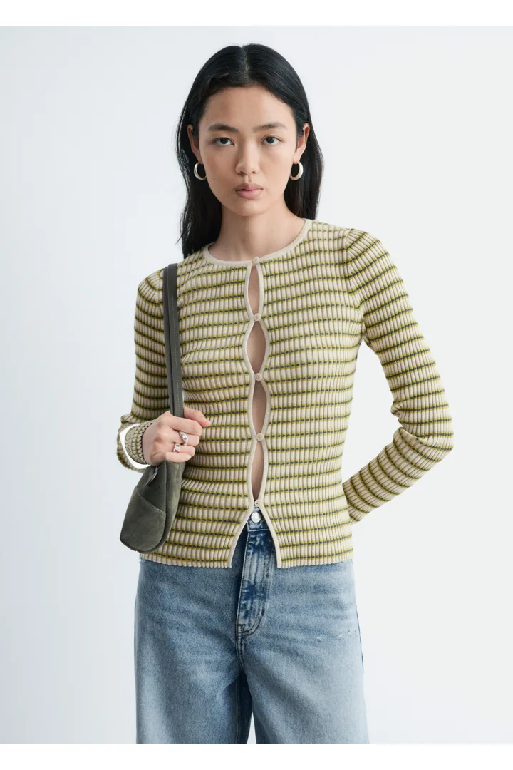 앤아더스토리즈 키홀 프런트 립 니트 가디건의 화이트, 그린 스트라이프컬러 ECOMLook입니다.