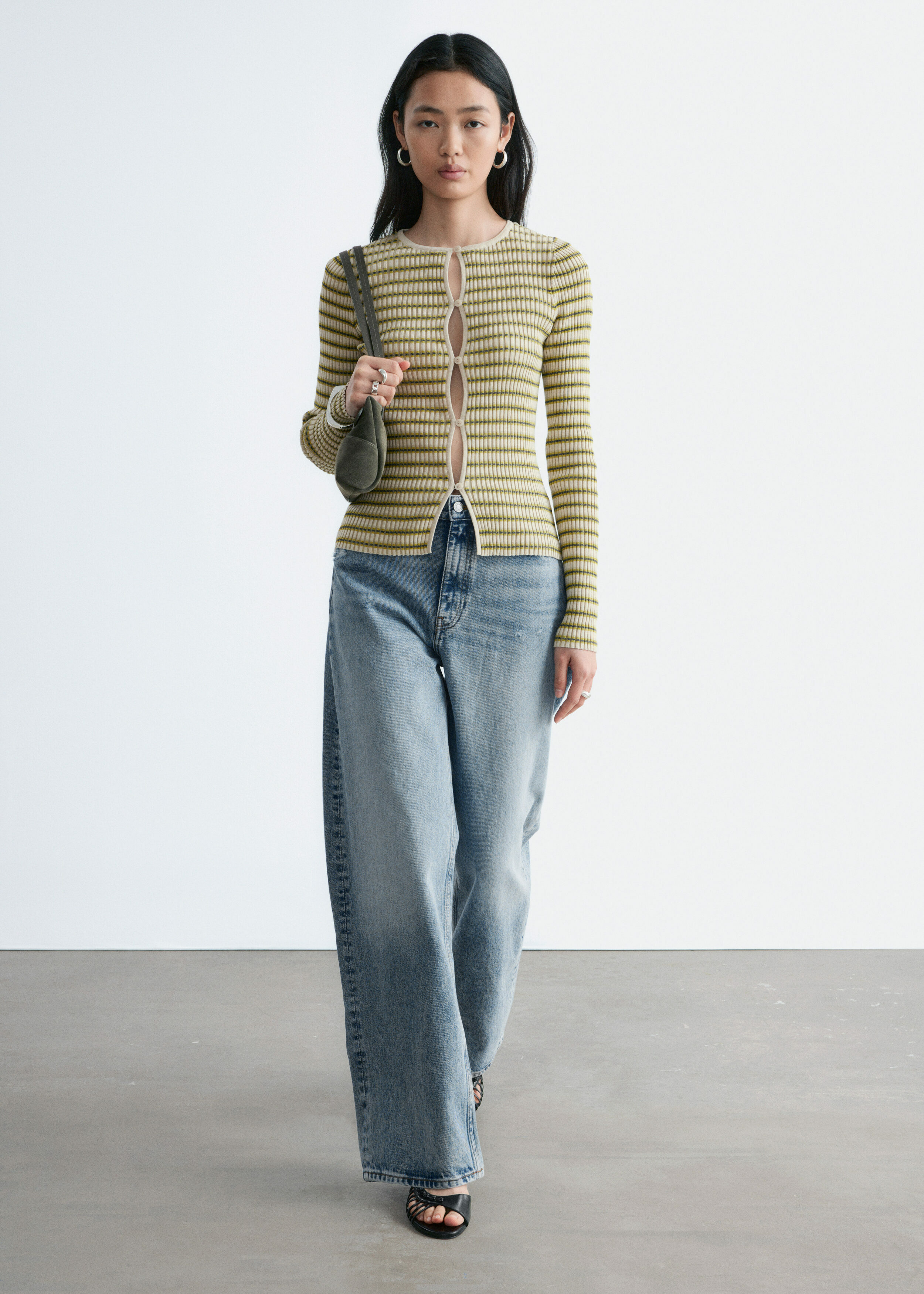 앤아더스토리즈 키홀 프런트 립 니트 가디건의 화이트, 그린 스트라이프컬러 ECOMLook입니다.