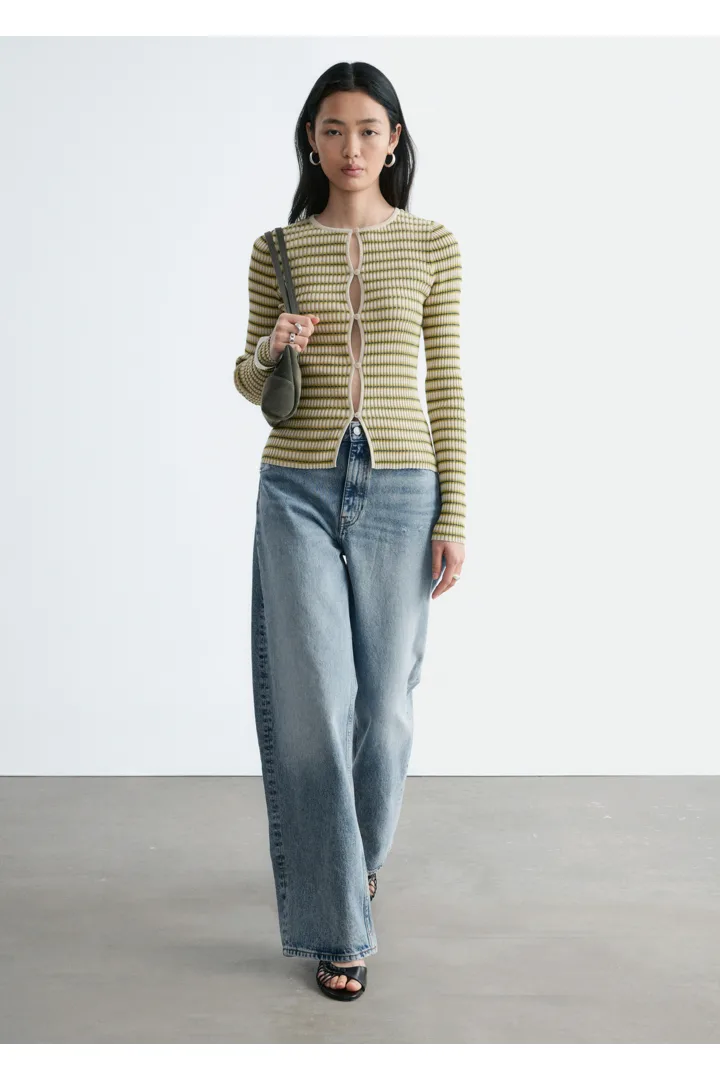 앤아더스토리즈 키홀 프런트 립 니트 가디건의 화이트, 그린 스트라이프컬러 ECOMLook입니다.