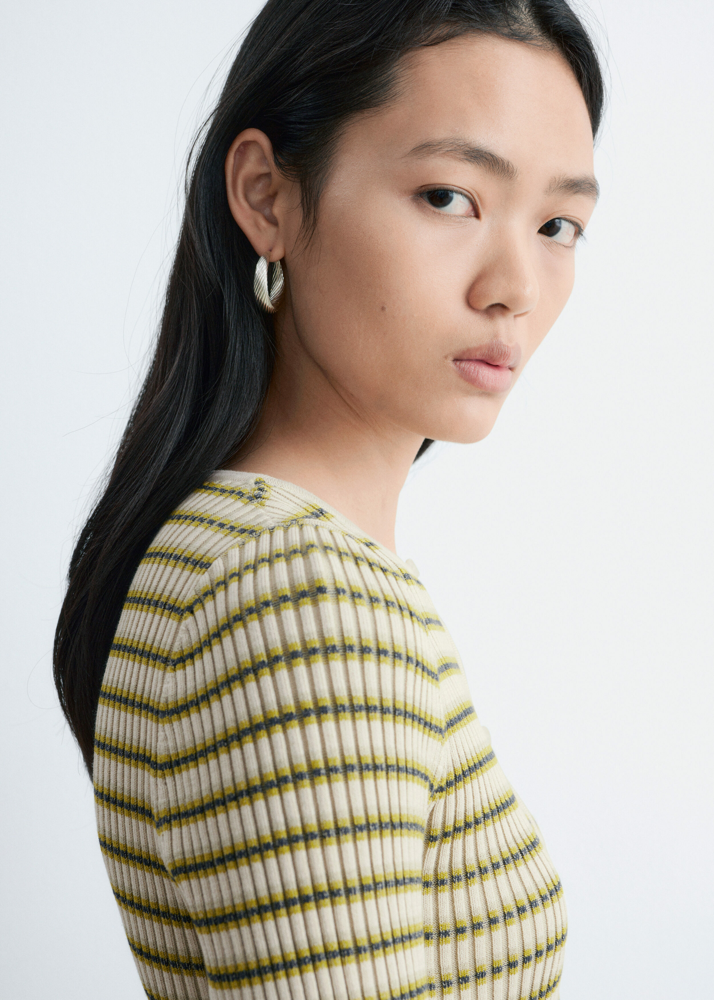 앤아더스토리즈 키홀 프런트 립 니트 가디건의 화이트, 그린 스트라이프컬러 ECOMLook입니다.