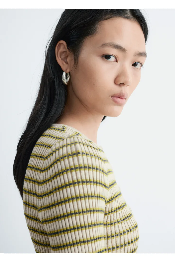 앤아더스토리즈 키홀 프런트 립 니트 가디건의 화이트, 그린 스트라이프컬러 ECOMLook입니다.