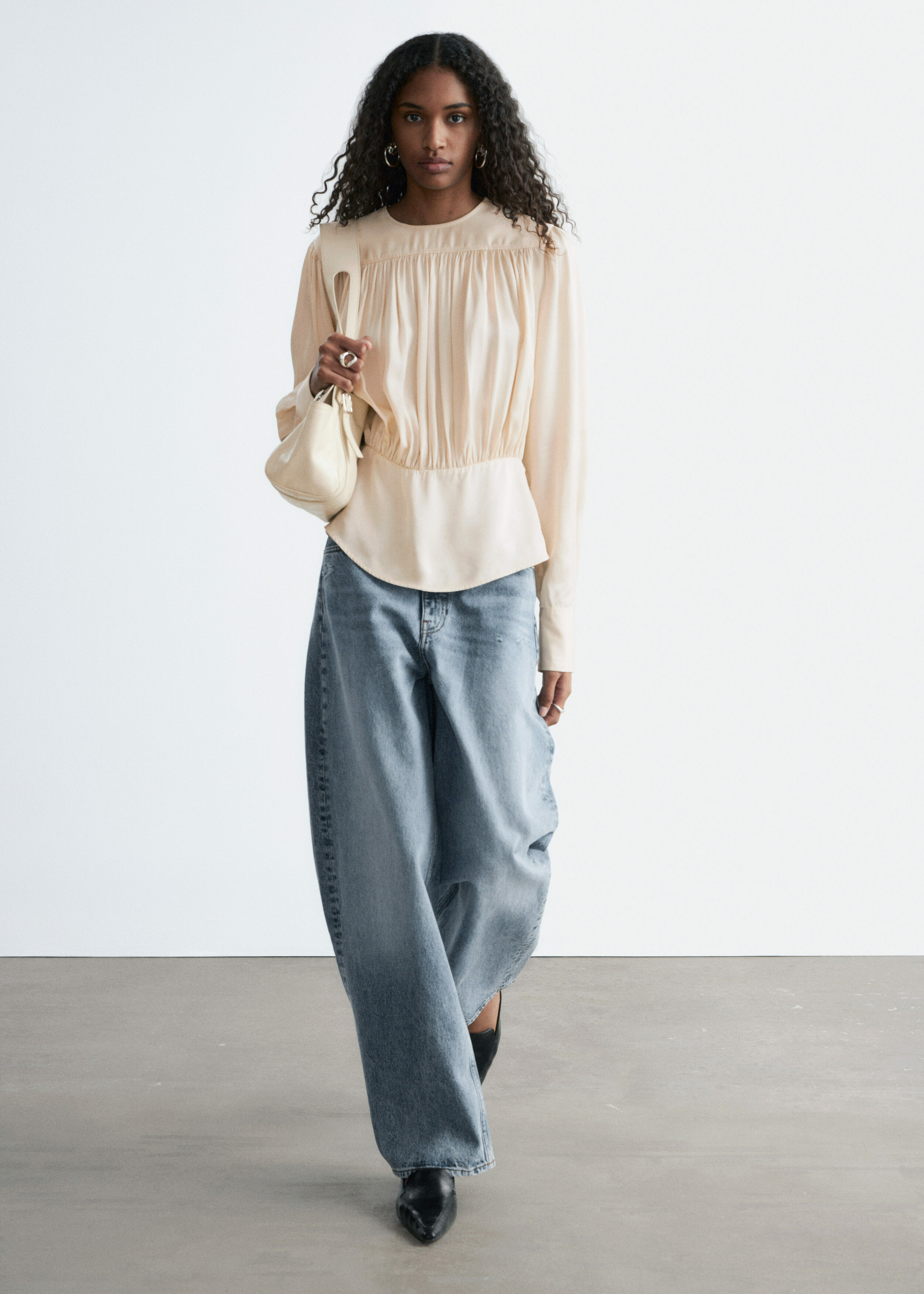 앤아더스토리즈 개더드 블라우스의 베이지컬러 ECOMLook입니다.