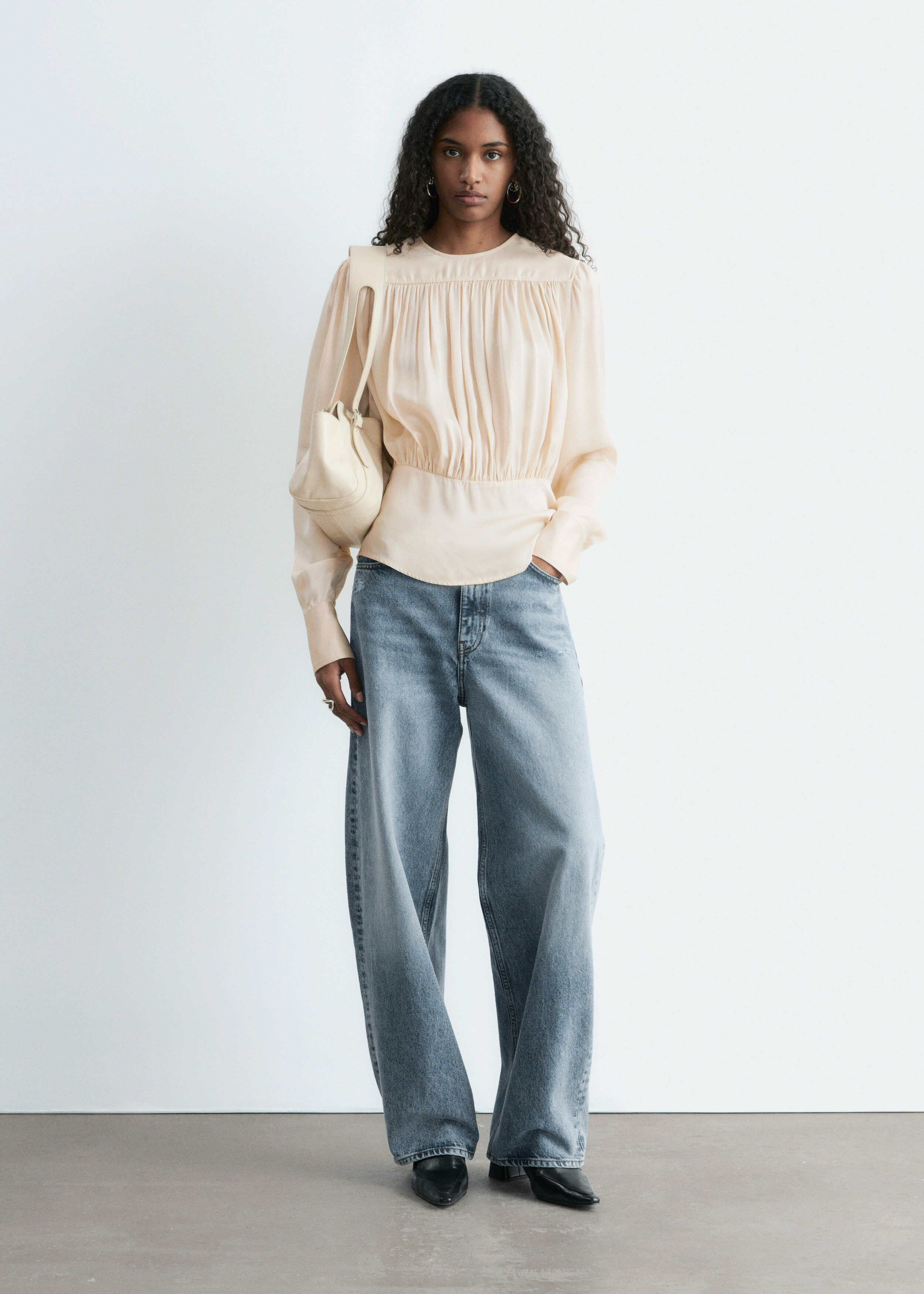 앤아더스토리즈 개더드 블라우스의 베이지컬러 ECOMLook입니다.