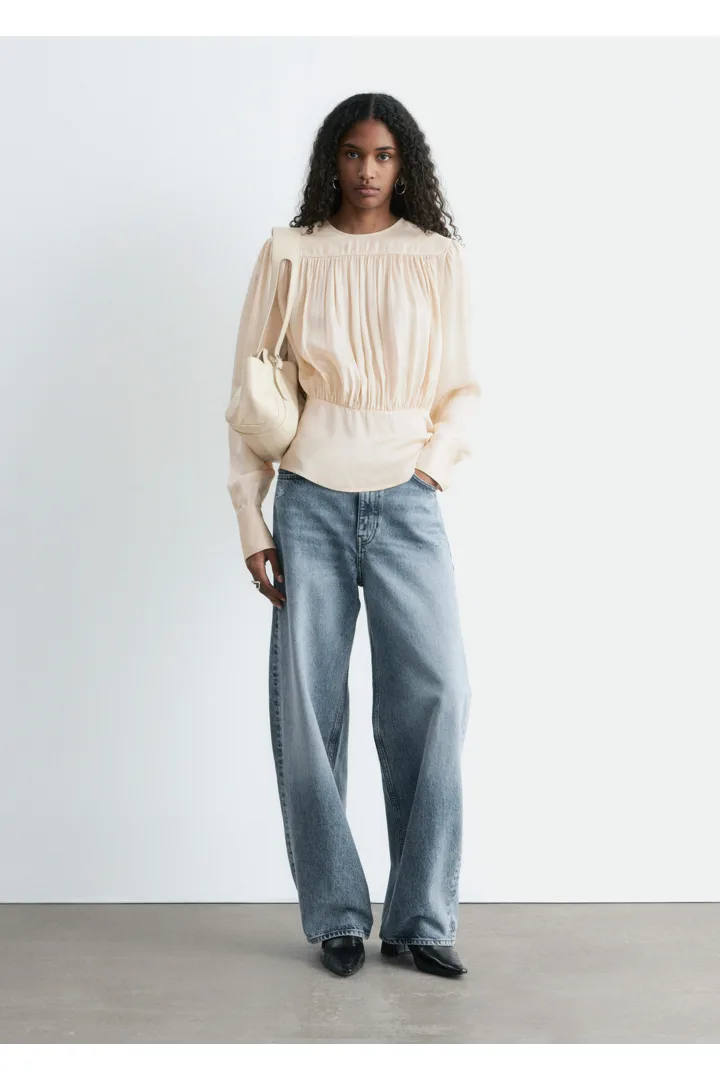 앤아더스토리즈 개더드 블라우스의 베이지컬러 ECOMLook입니다.