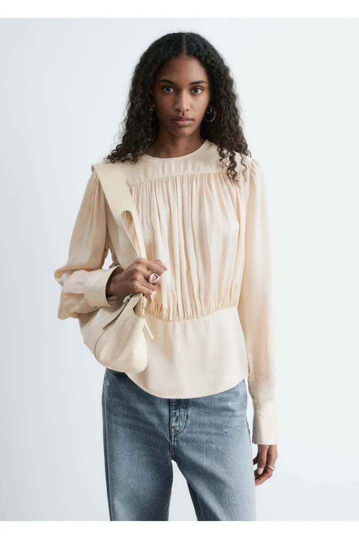 앤아더스토리즈 개더드 블라우스의 베이지컬러 ECOMLook입니다.