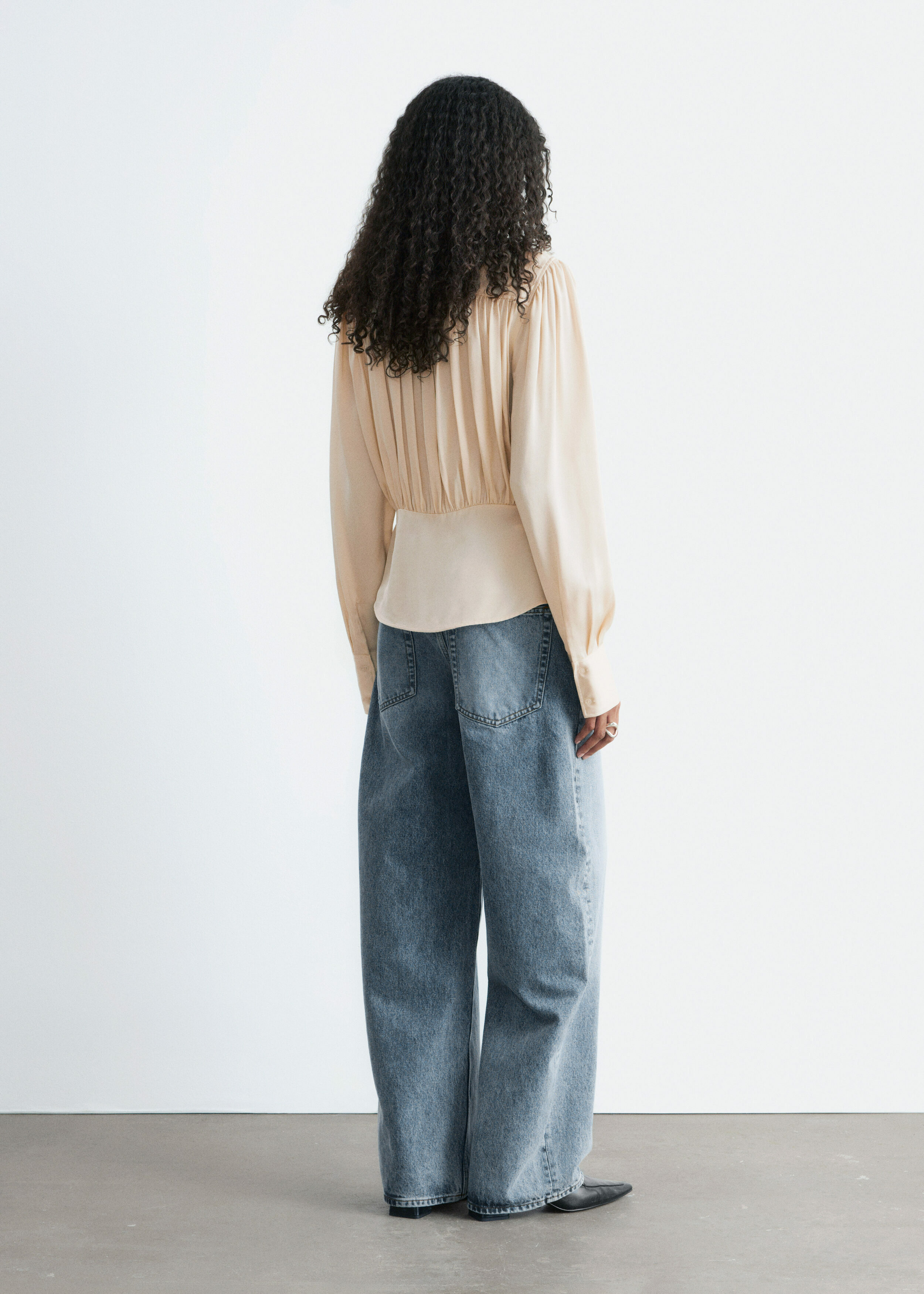 앤아더스토리즈 개더드 블라우스의 베이지컬러 ECOMLook입니다.