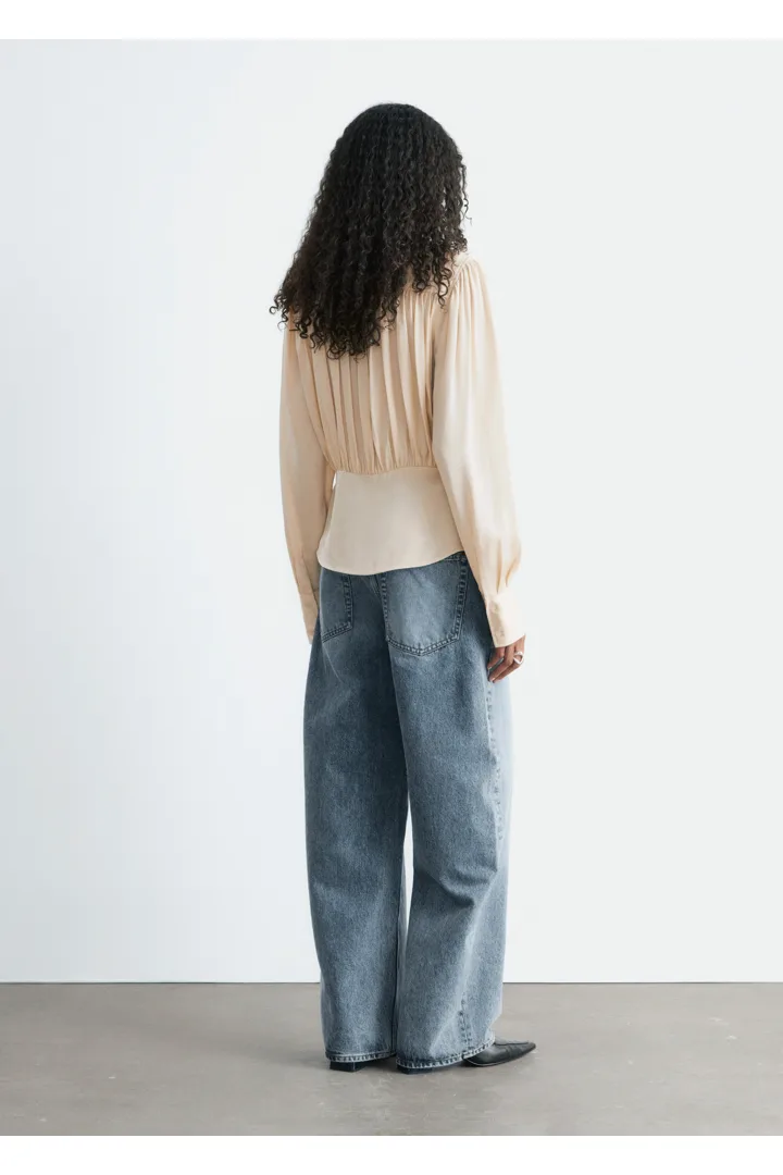 앤아더스토리즈 개더드 블라우스의 베이지컬러 ECOMLook입니다.