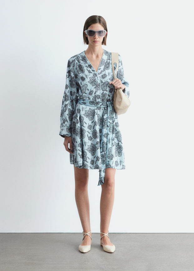 앤아더스토리즈 플로럴 랩 미니 드레스의 라이트 블루-페이즐리 플로럴컬러 ECOMLook입니다.