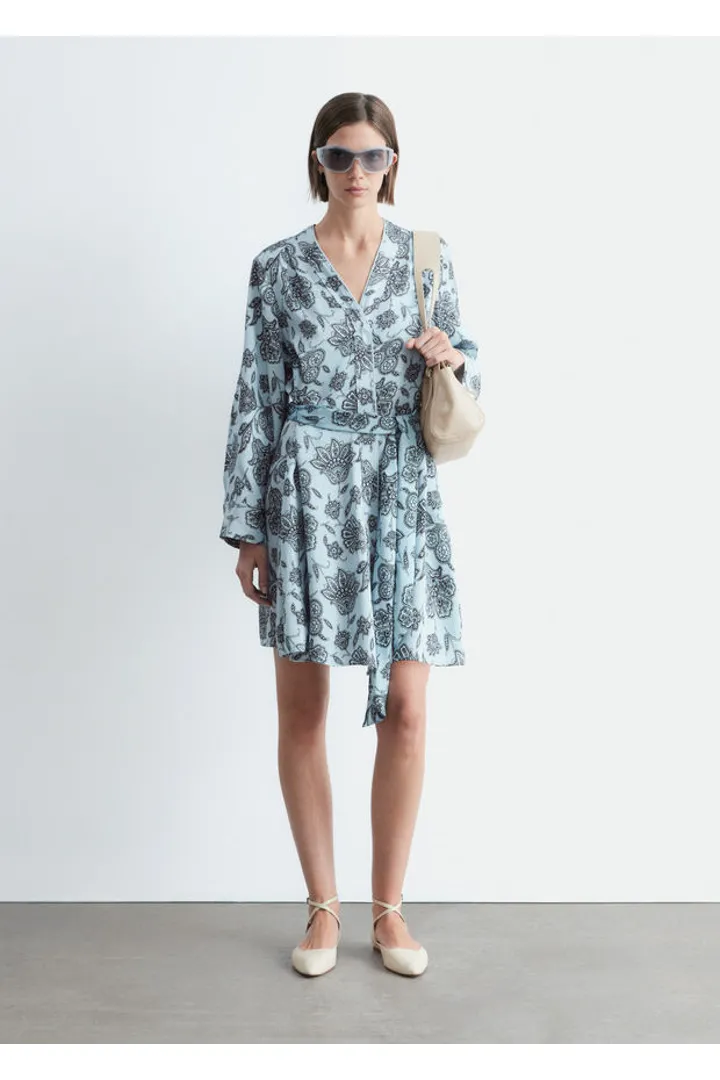 앤아더스토리즈 플로럴 랩 미니 드레스의 라이트 블루-페이즐리 플로럴컬러 ECOMLook입니다.