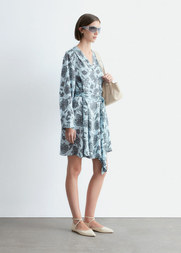 앤아더스토리즈 플로럴 랩 미니 드레스의 라이트 블루-페이즐리 플로럴컬러 ECOMLook입니다.