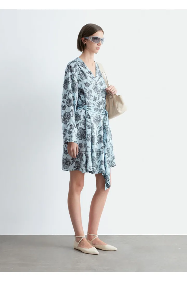 앤아더스토리즈 플로럴 랩 미니 드레스의 라이트 블루-페이즐리 플로럴컬러 ECOMLook입니다.
