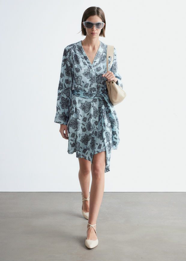 앤아더스토리즈 플로럴 랩 미니 드레스의 라이트 블루-페이즐리 플로럴컬러 ECOMLook입니다.