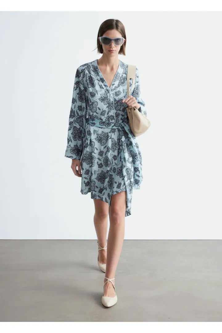 앤아더스토리즈 플로럴 랩 미니 드레스의 라이트 블루-페이즐리 플로럴컬러 ECOMLook입니다.
