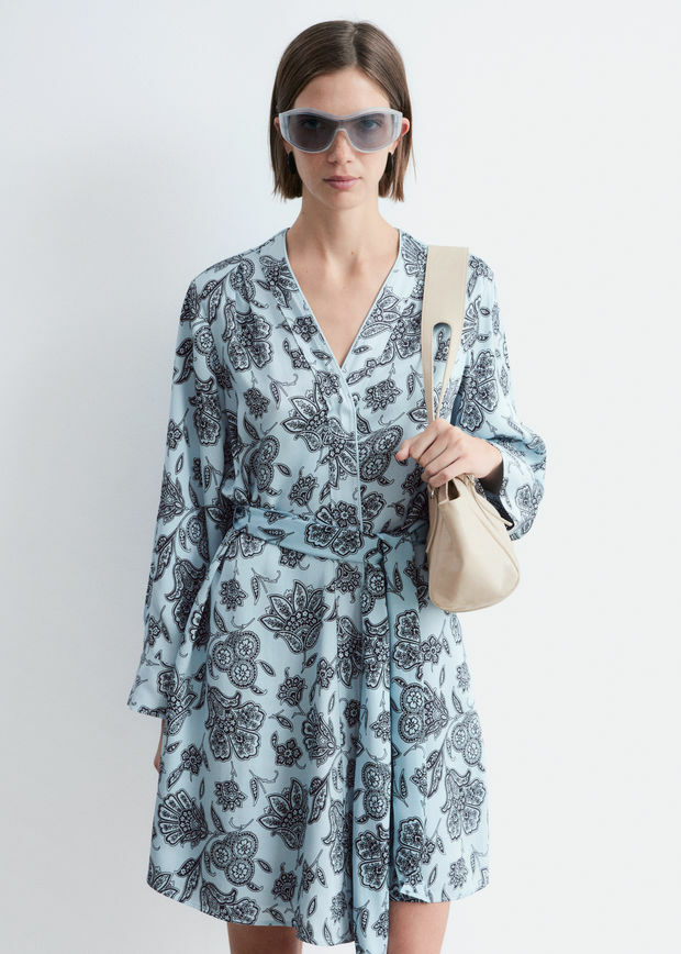 앤아더스토리즈 플로럴 랩 미니 드레스의 라이트 블루-페이즐리 플로럴컬러 ECOMLook입니다.