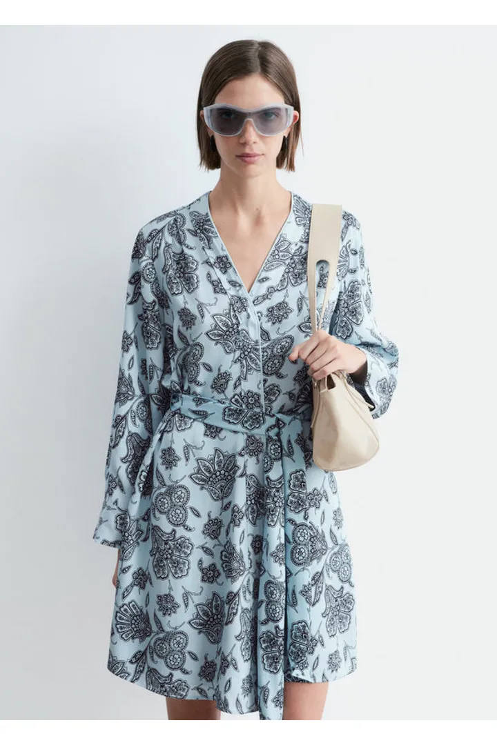 앤아더스토리즈 플로럴 랩 미니 드레스의 라이트 블루-페이즐리 플로럴컬러 ECOMLook입니다.