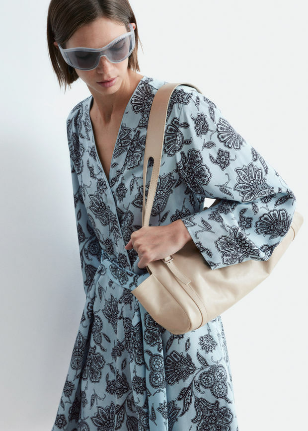 앤아더스토리즈 플로럴 랩 미니 드레스의 라이트 블루-페이즐리 플로럴컬러 ECOMLook입니다.