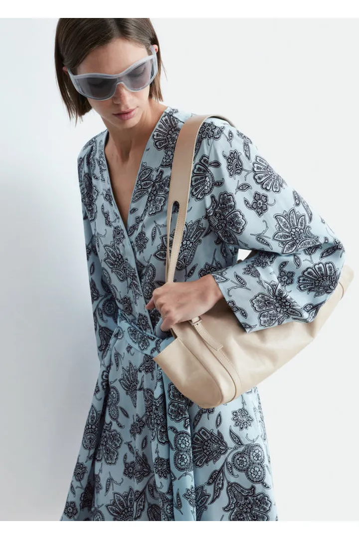 앤아더스토리즈 플로럴 랩 미니 드레스의 라이트 블루-페이즐리 플로럴컬러 ECOMLook입니다.