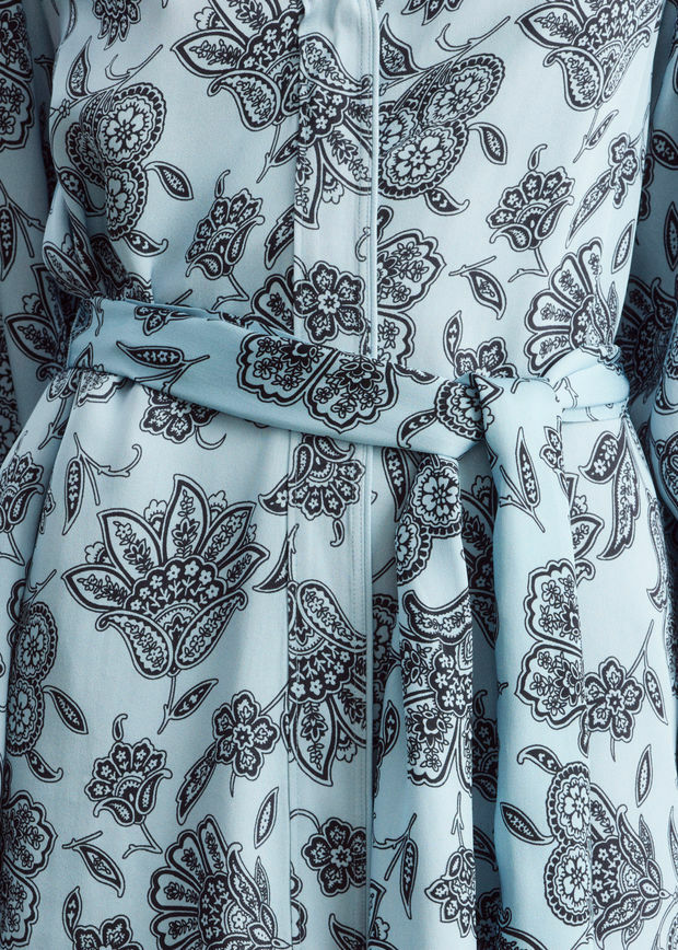 앤아더스토리즈 플로럴 랩 미니 드레스의 라이트 블루-페이즐리 플로럴컬러 ECOMLook입니다.