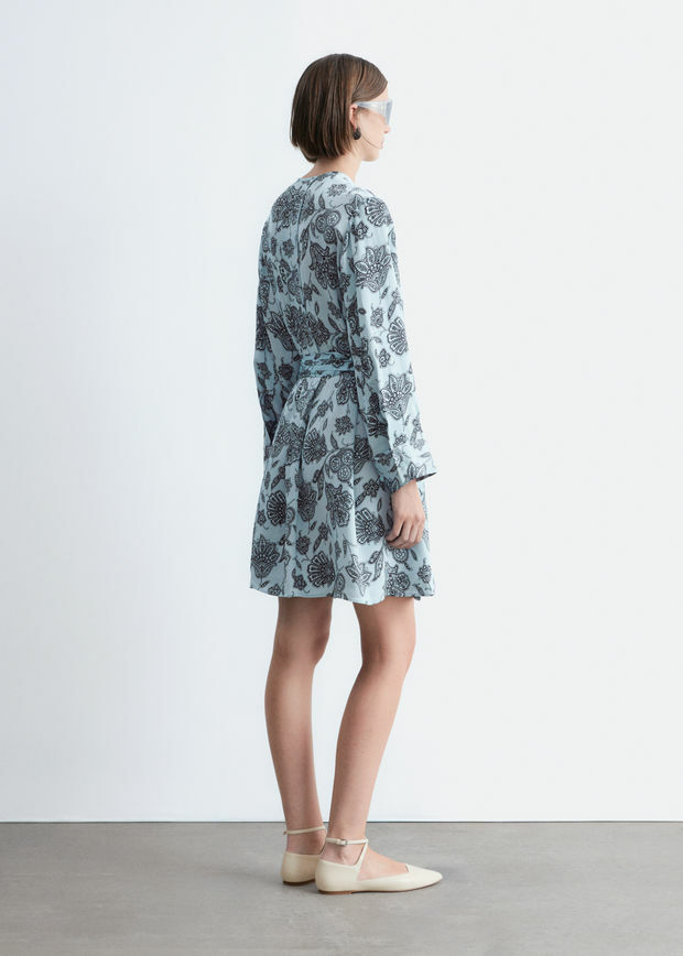 앤아더스토리즈 플로럴 랩 미니 드레스의 라이트 블루-페이즐리 플로럴컬러 ECOMLook입니다.
