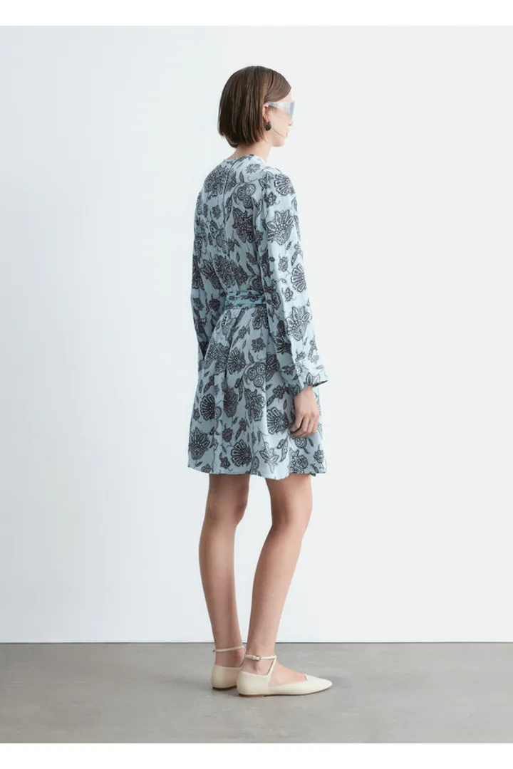 앤아더스토리즈 플로럴 랩 미니 드레스의 라이트 블루-페이즐리 플로럴컬러 ECOMLook입니다.