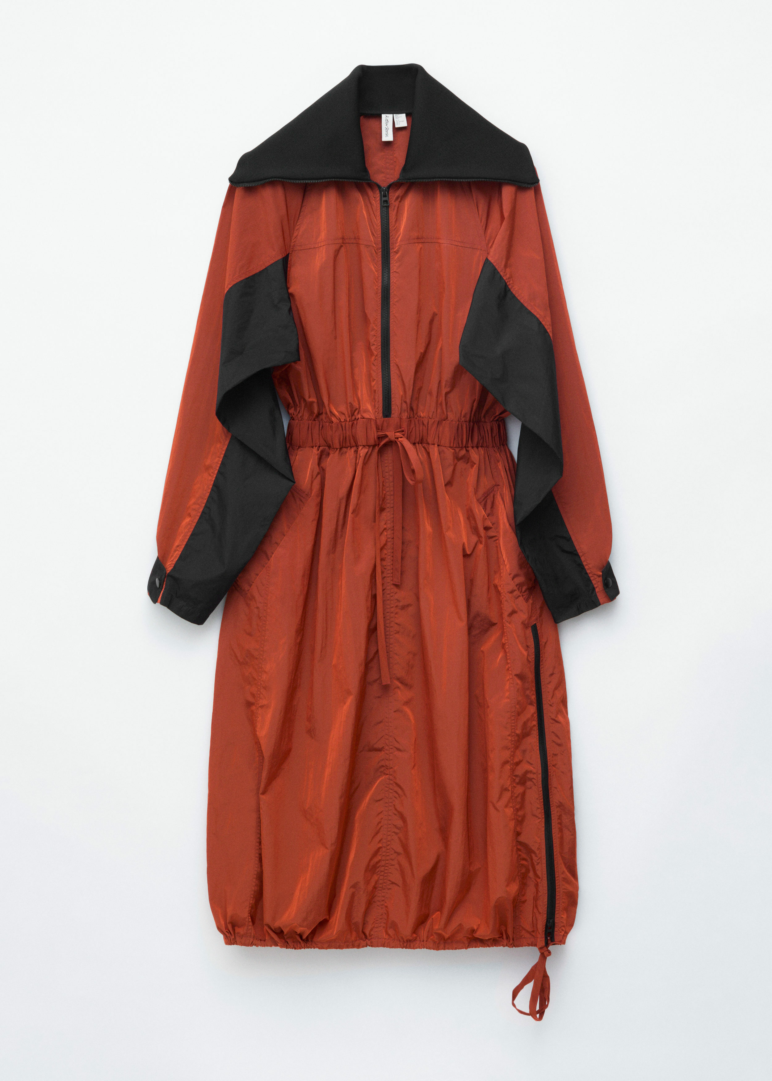 앤아더스토리즈 테크니컬 드로스트링 미디 드레스의 러스트 브라운-블랙컬러 Product입니다.