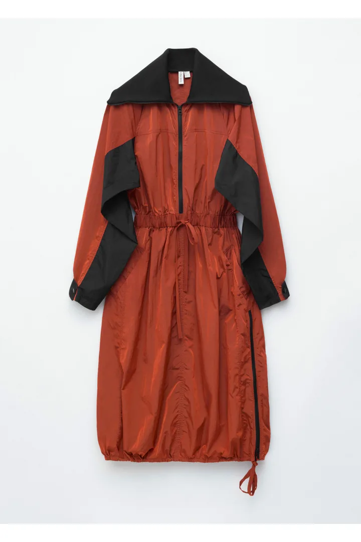 앤아더스토리즈 테크니컬 드로스트링 미디 드레스의 러스트 브라운-블랙컬러 Product입니다.