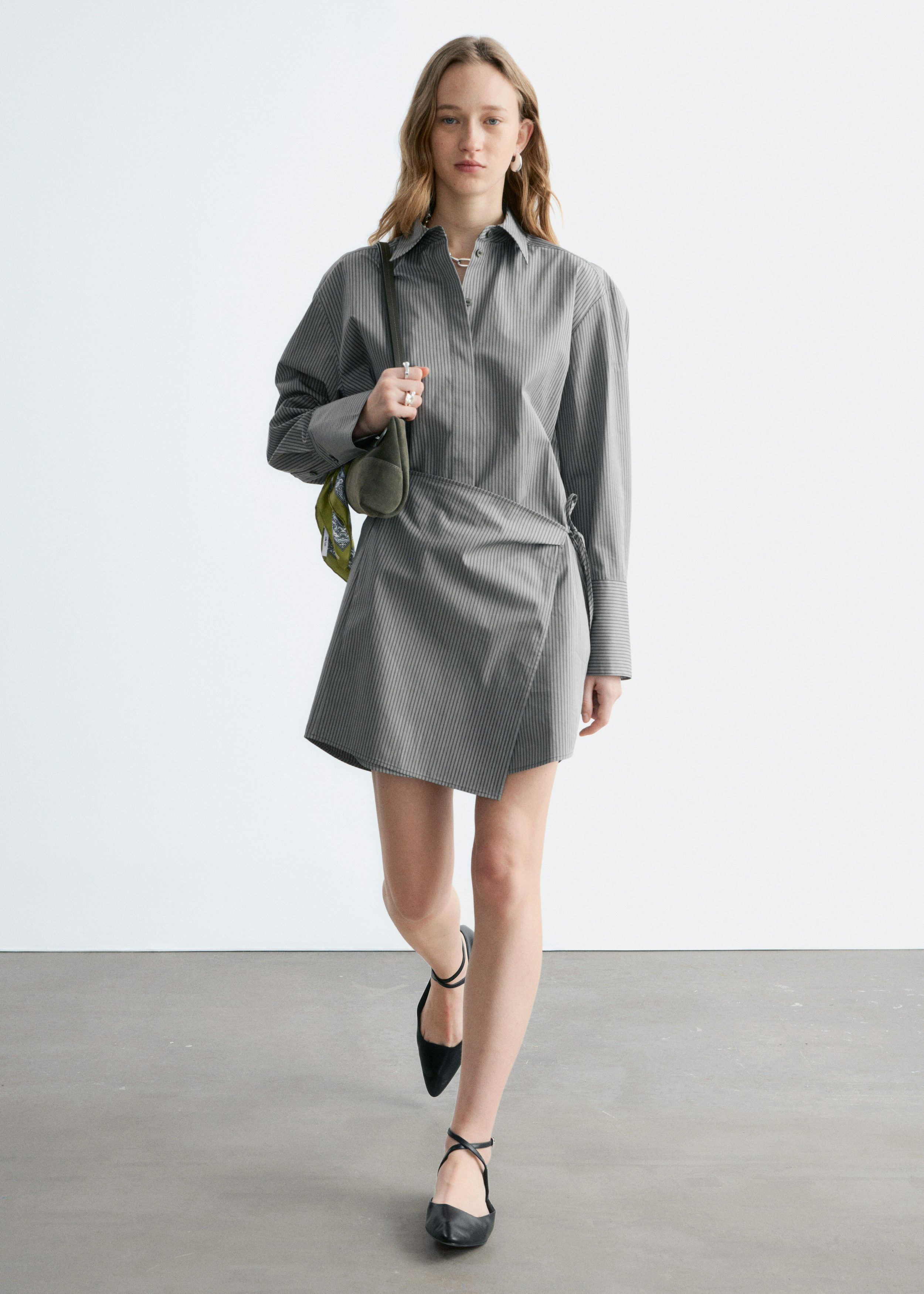 앤아더스토리즈 랩 셔츠 미니 드레스의 그레이 핀스트라이프컬러 ECOMLook입니다.