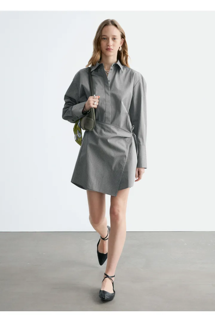 앤아더스토리즈 랩 셔츠 미니 드레스의 그레이 핀스트라이프컬러 ECOMLook입니다.