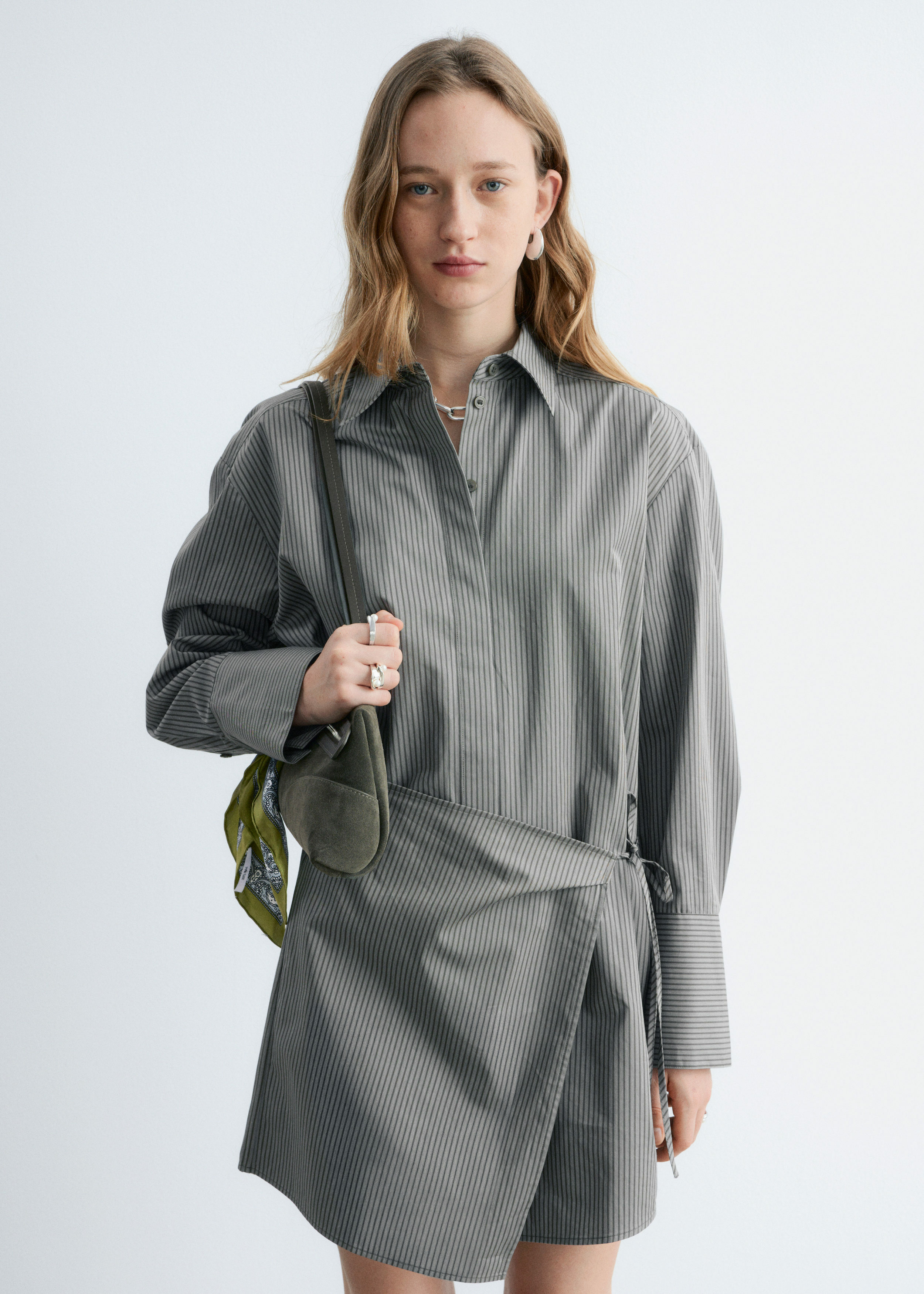 앤아더스토리즈 랩 셔츠 미니 드레스의 그레이 핀스트라이프컬러 ECOMLook입니다.