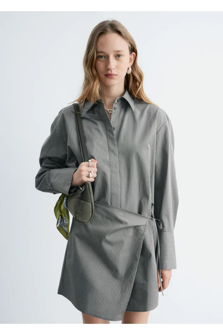 앤아더스토리즈 랩 셔츠 미니 드레스의 그레이 핀스트라이프컬러 ECOMLook입니다.