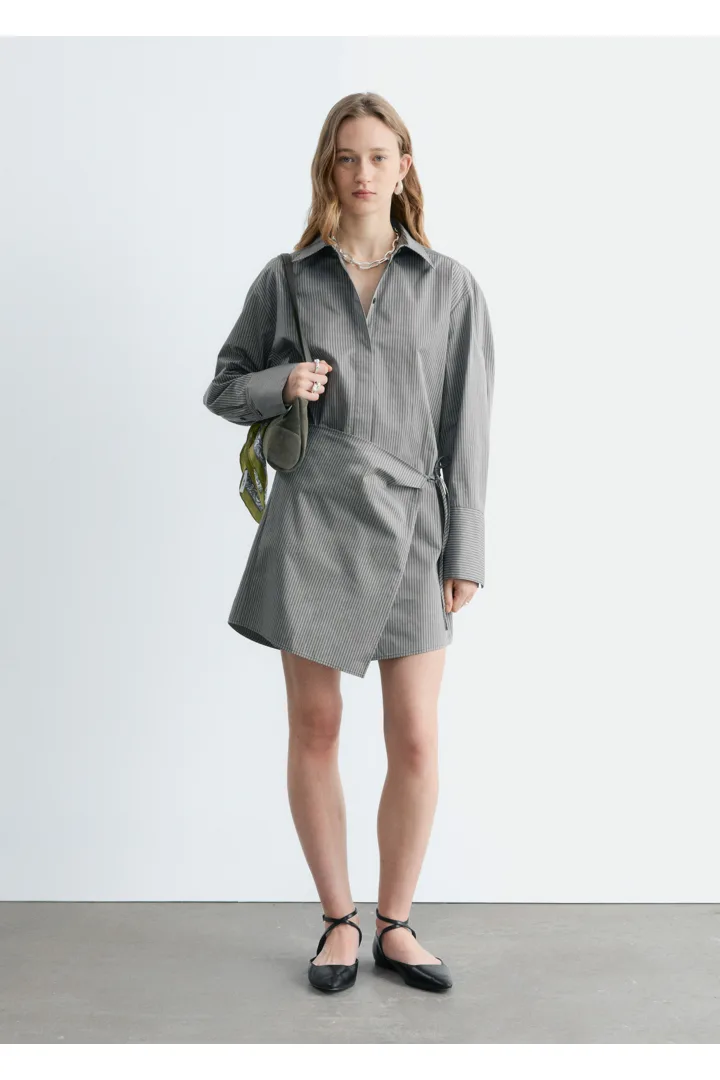 앤아더스토리즈 랩 셔츠 미니 드레스의 그레이 핀스트라이프컬러 ECOMLook입니다.