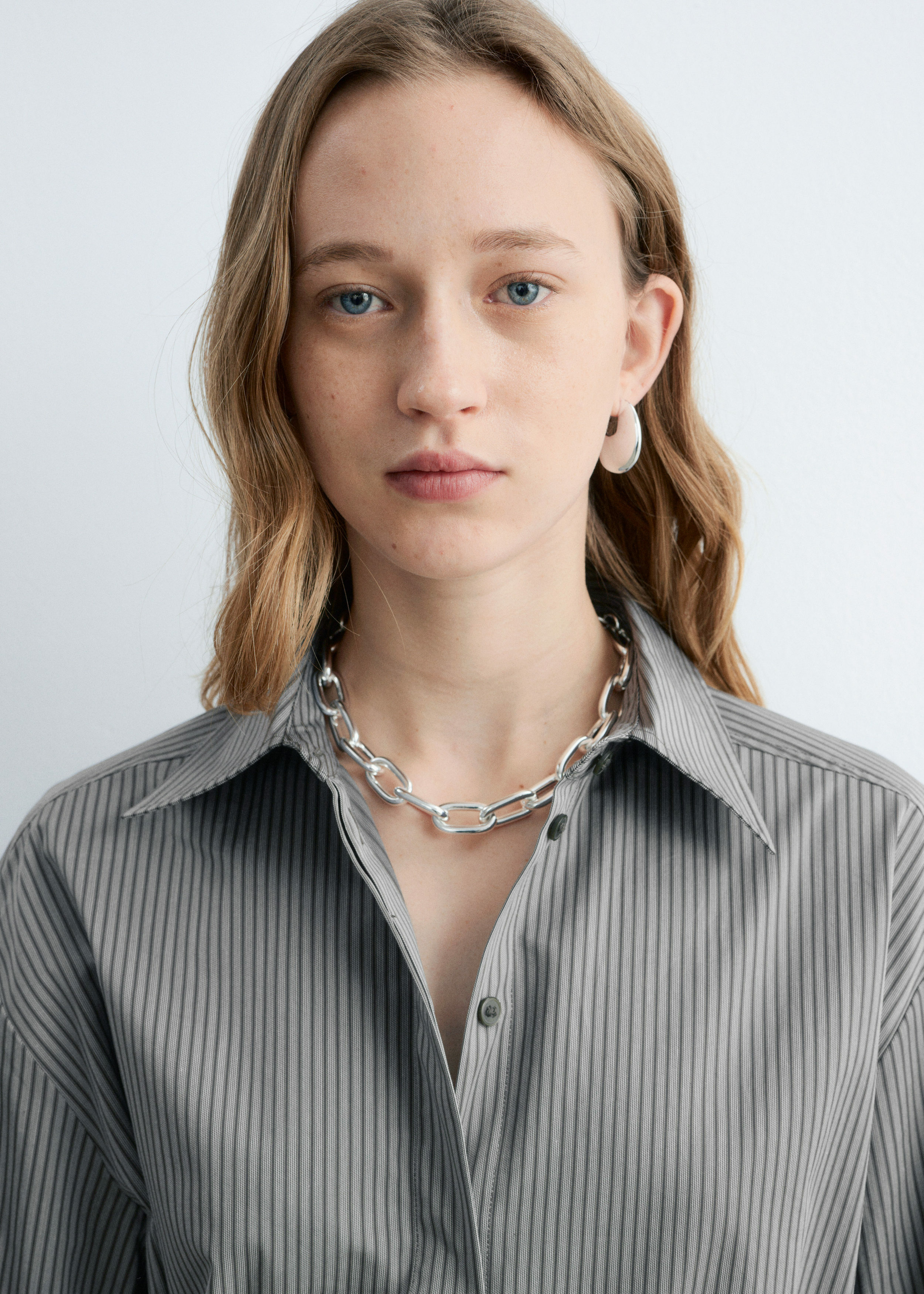 앤아더스토리즈 랩 셔츠 미니 드레스의 그레이 핀스트라이프컬러 ECOMLook입니다.