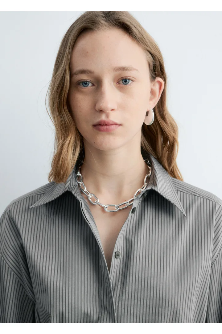 앤아더스토리즈 랩 셔츠 미니 드레스의 그레이 핀스트라이프컬러 ECOMLook입니다.